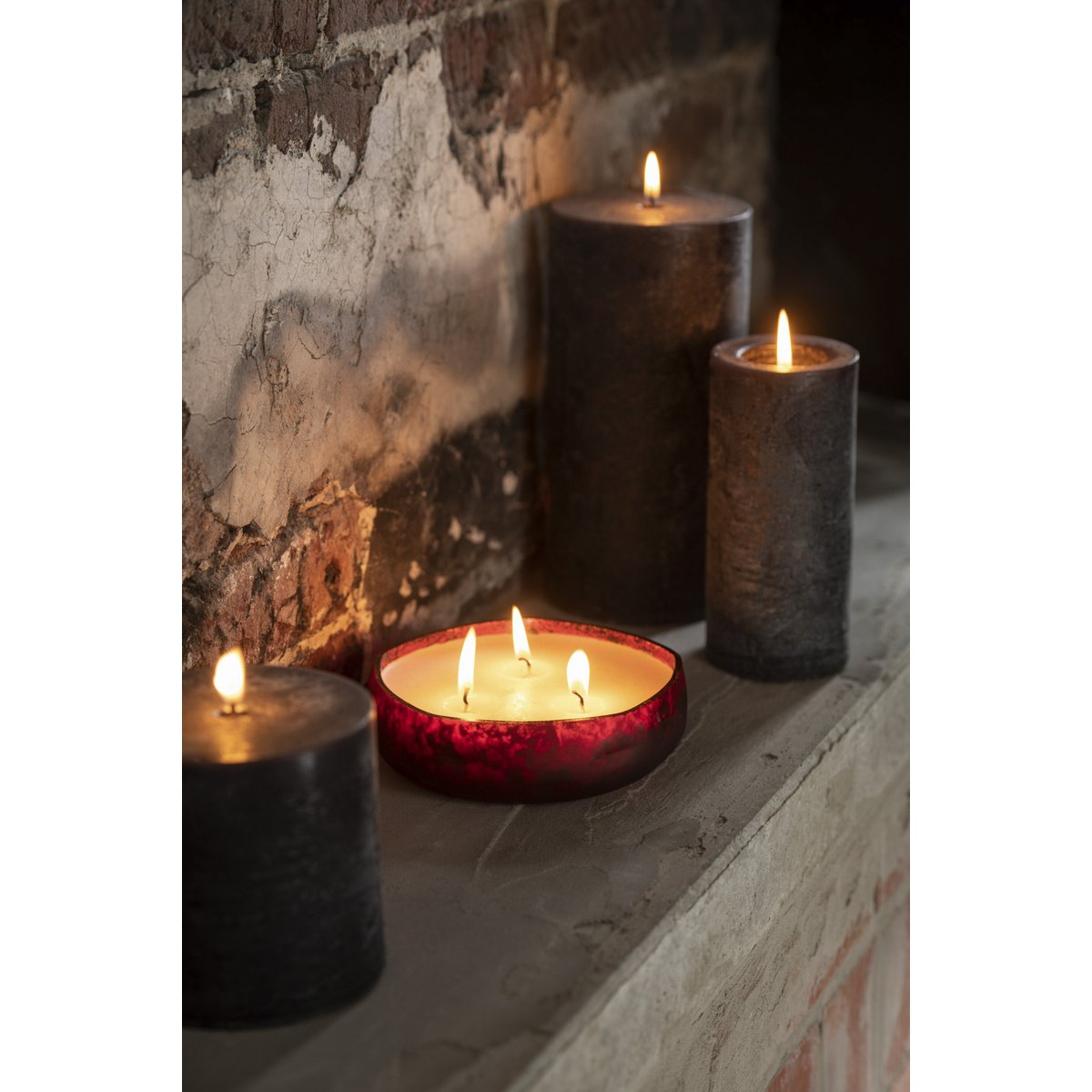 Détail du verre rouge de la bougie parfumée J-Line
