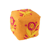 Vue latérale du pouf carré fleur J-Line, dimensions et design