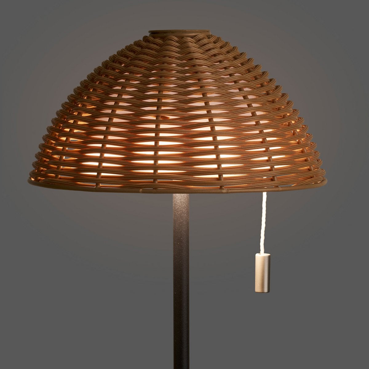 Lampe de table Wigan allumée, créant une ambiance chaleureuse