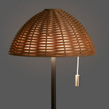 Lampe de table Wigan allumée, créant une ambiance chaleureuse