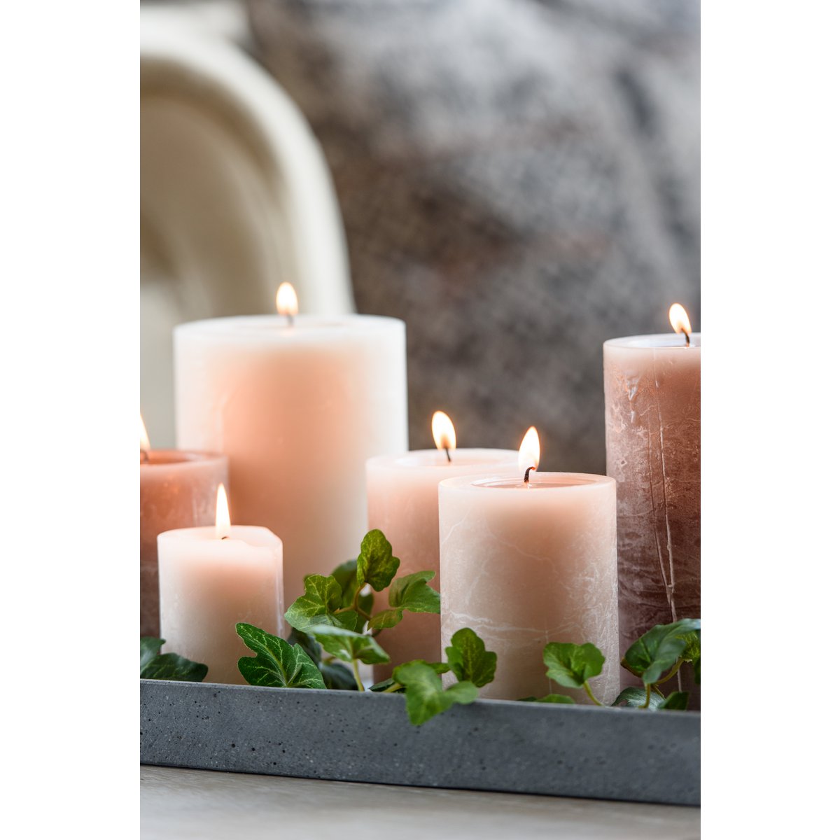 Bougie cylindrique J-Line rose clair, vue de face avec détails de texture