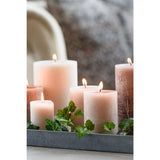 Bougie cylindrique J-Line rose clair, vue de face avec détails de texture
