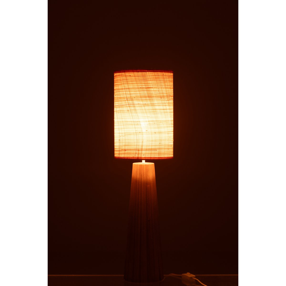 Lampe parapluie J-Line en bois naturel dans un salon moderne