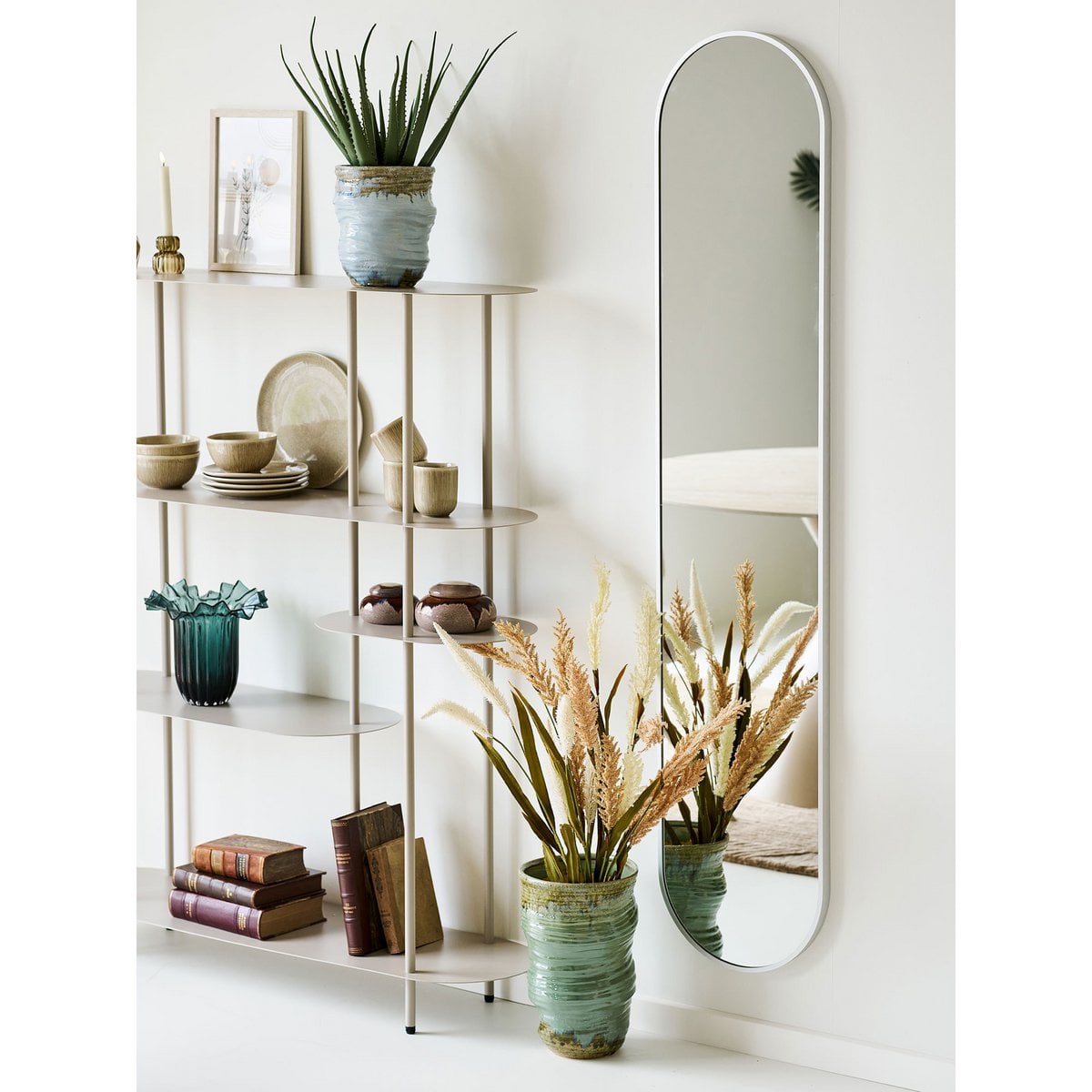 Détail du cadre en aluminium du miroir Hennetved