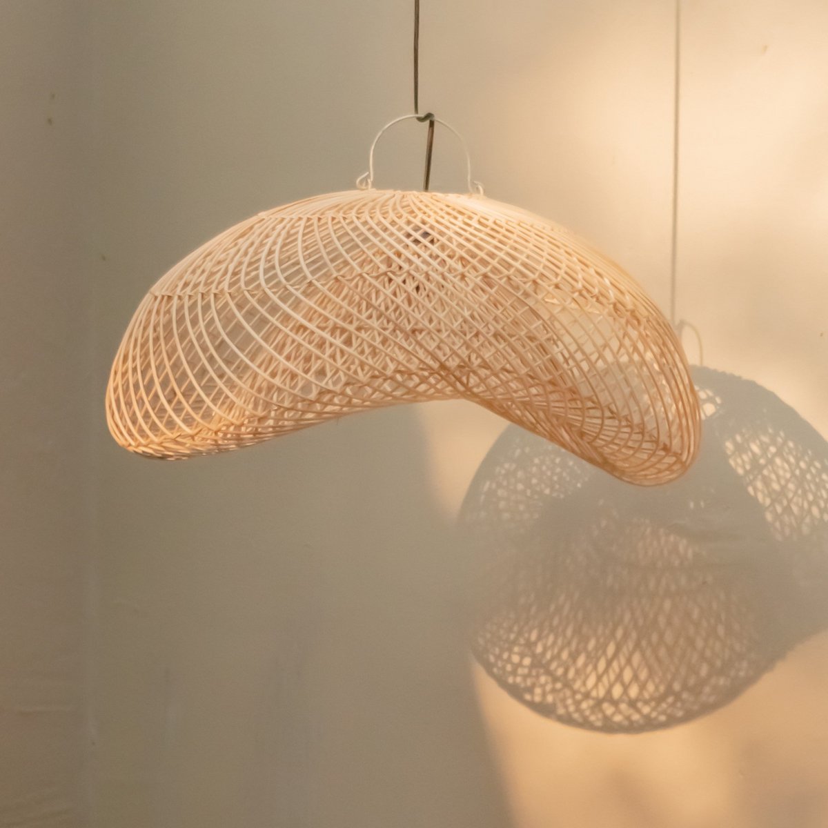 Lampe en rotin PADMA M - Éclairage chaleureux avec motifs de lumière
