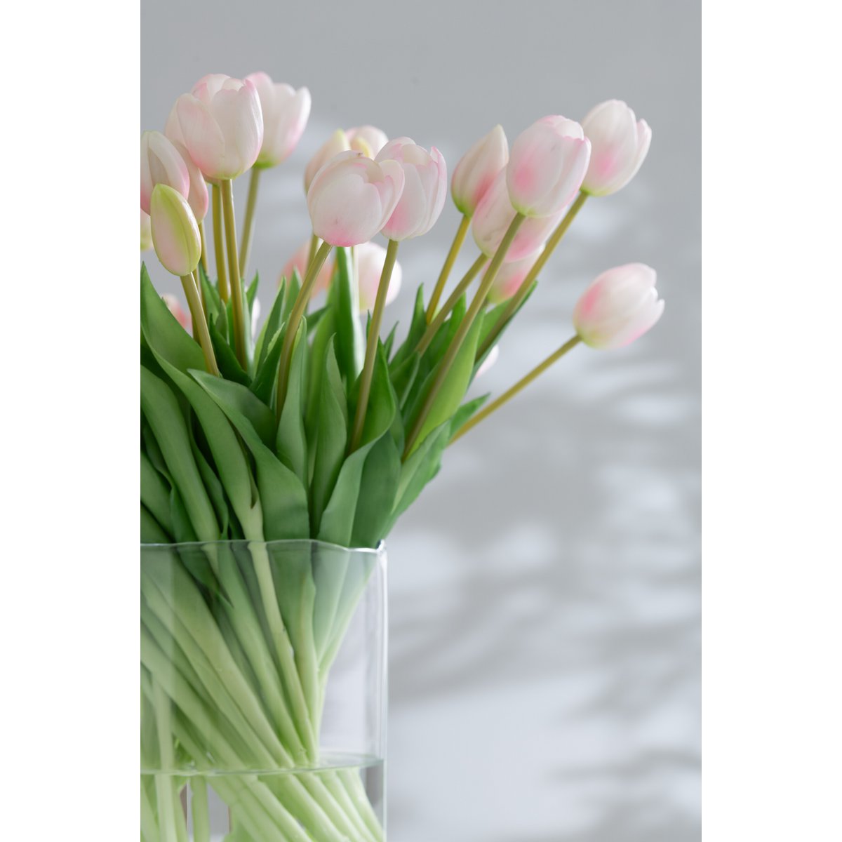 Ambiance intérieure avec bouquet de tulipes J-Line, décoration chic