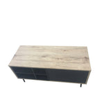 Table basse scandinave dans un salon moderne