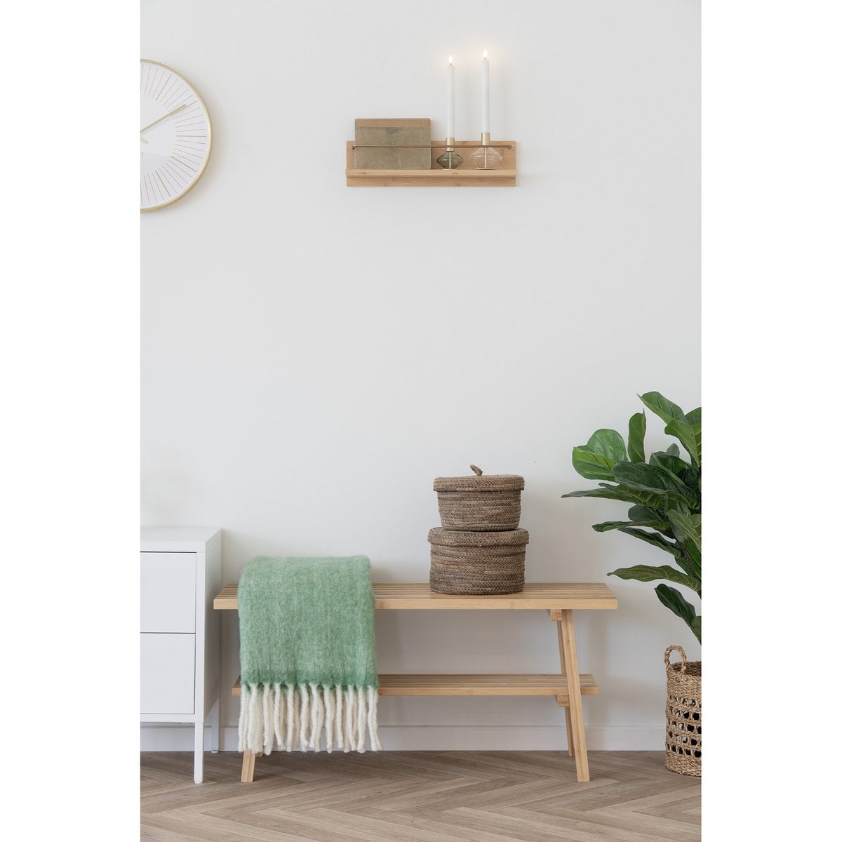Ensemble de bougeoirs sur une table élégante
