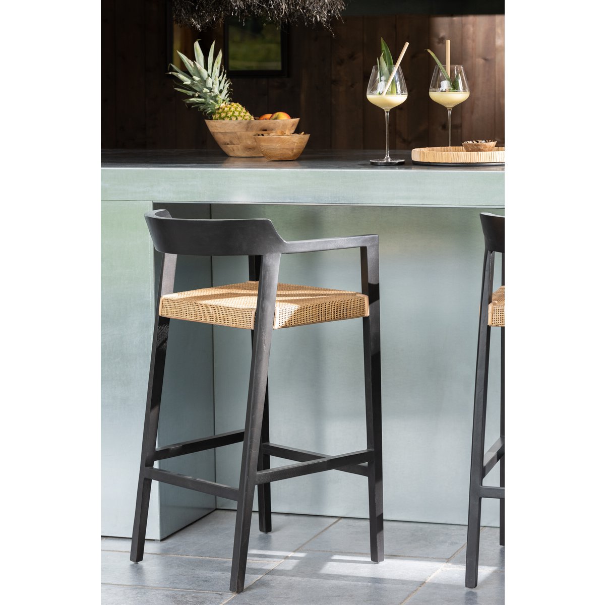 Chaise de bar J-Line Emma, mise en scène dans un bar