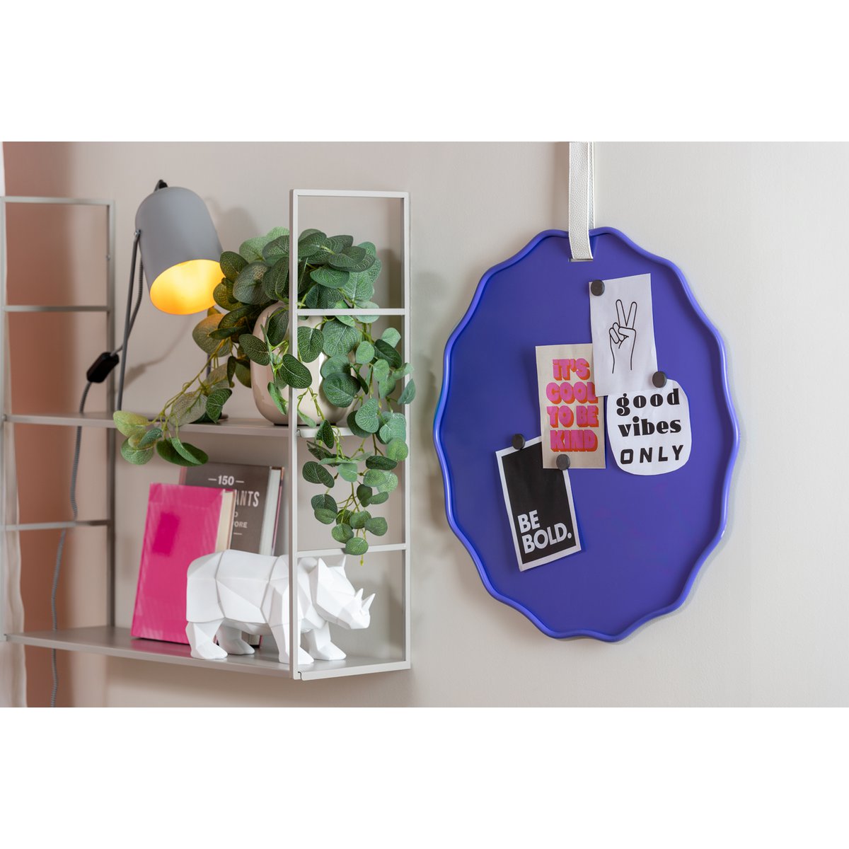 Vue rapprochée du tableau mémo Funky Wave, détails du motif en métal