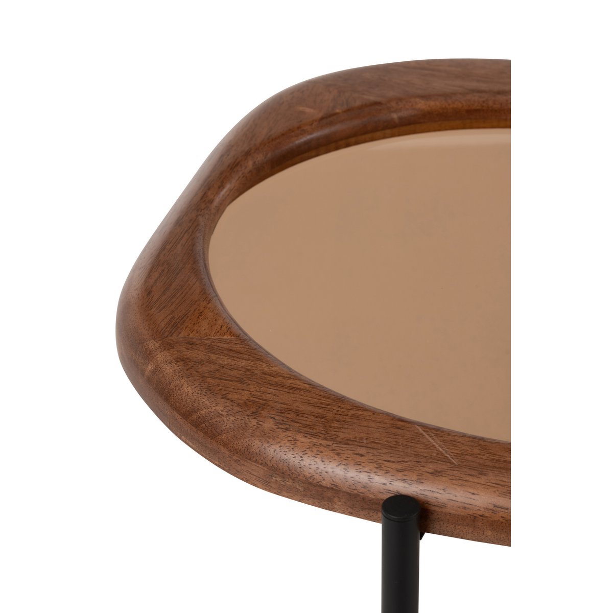 Table basse J-Line Zig sur un tapis contemporain