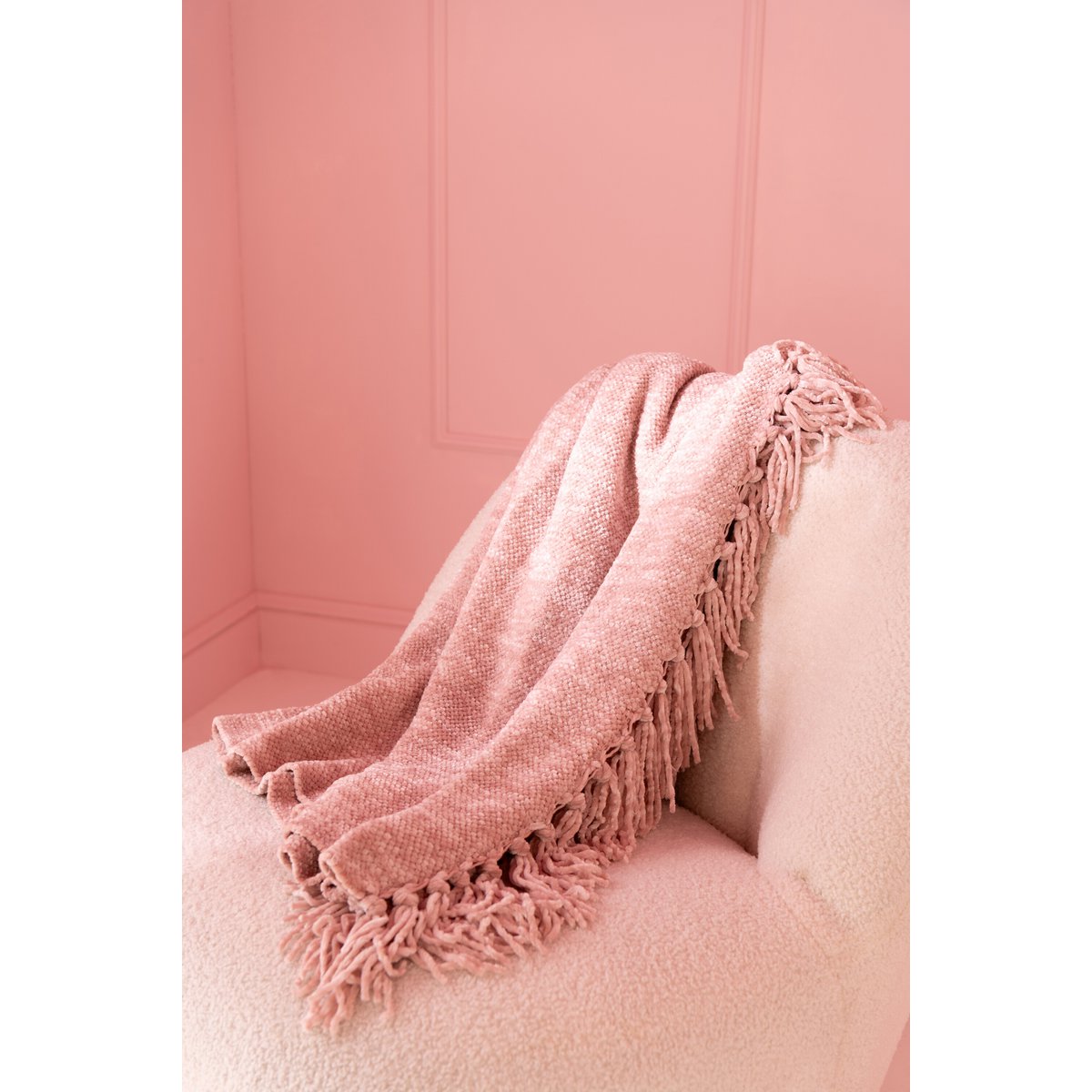 Couverture J-Line drapée sur un canapé moderne