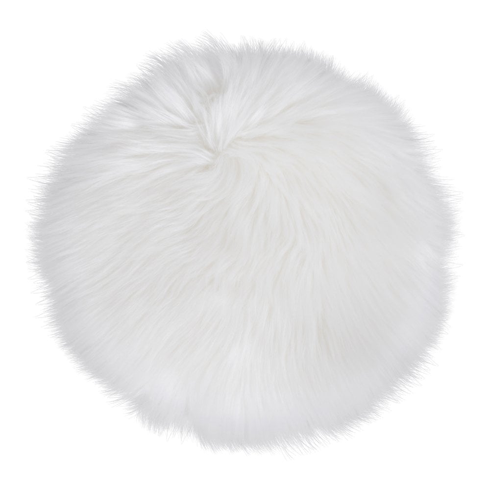 Coussin en peau d'agneau artificielle blanc sur chaise