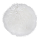 Coussin en peau d'agneau artificielle blanc sur chaise