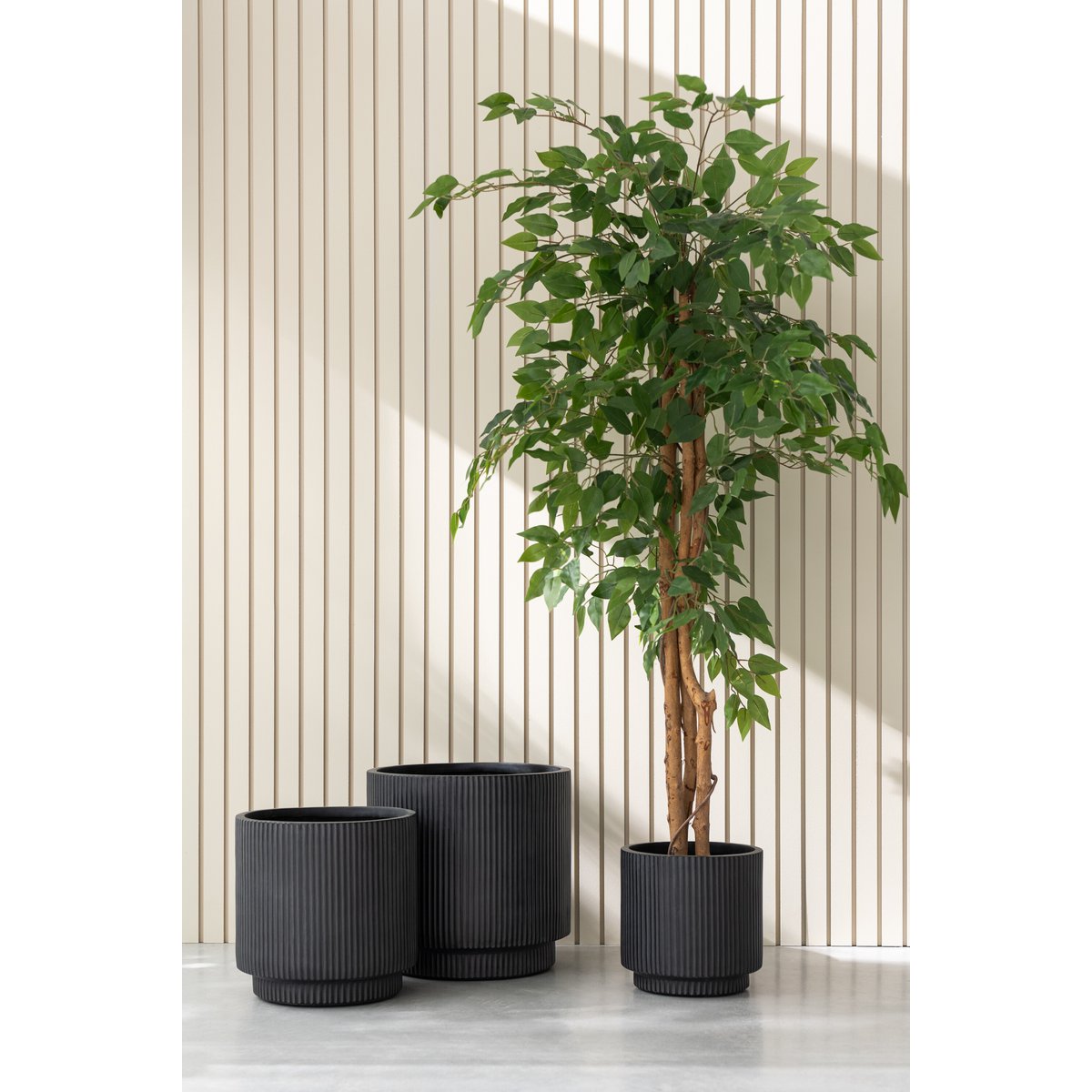 Ambiance jardin avec le pot de fleurs Moai de J-Line, décor moderne