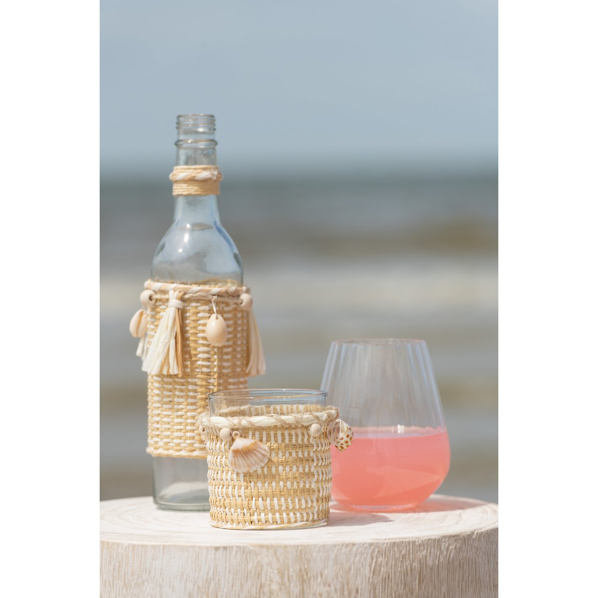 Bouteille de décoration J-Line en verre naturel avec coquillages, vue de face