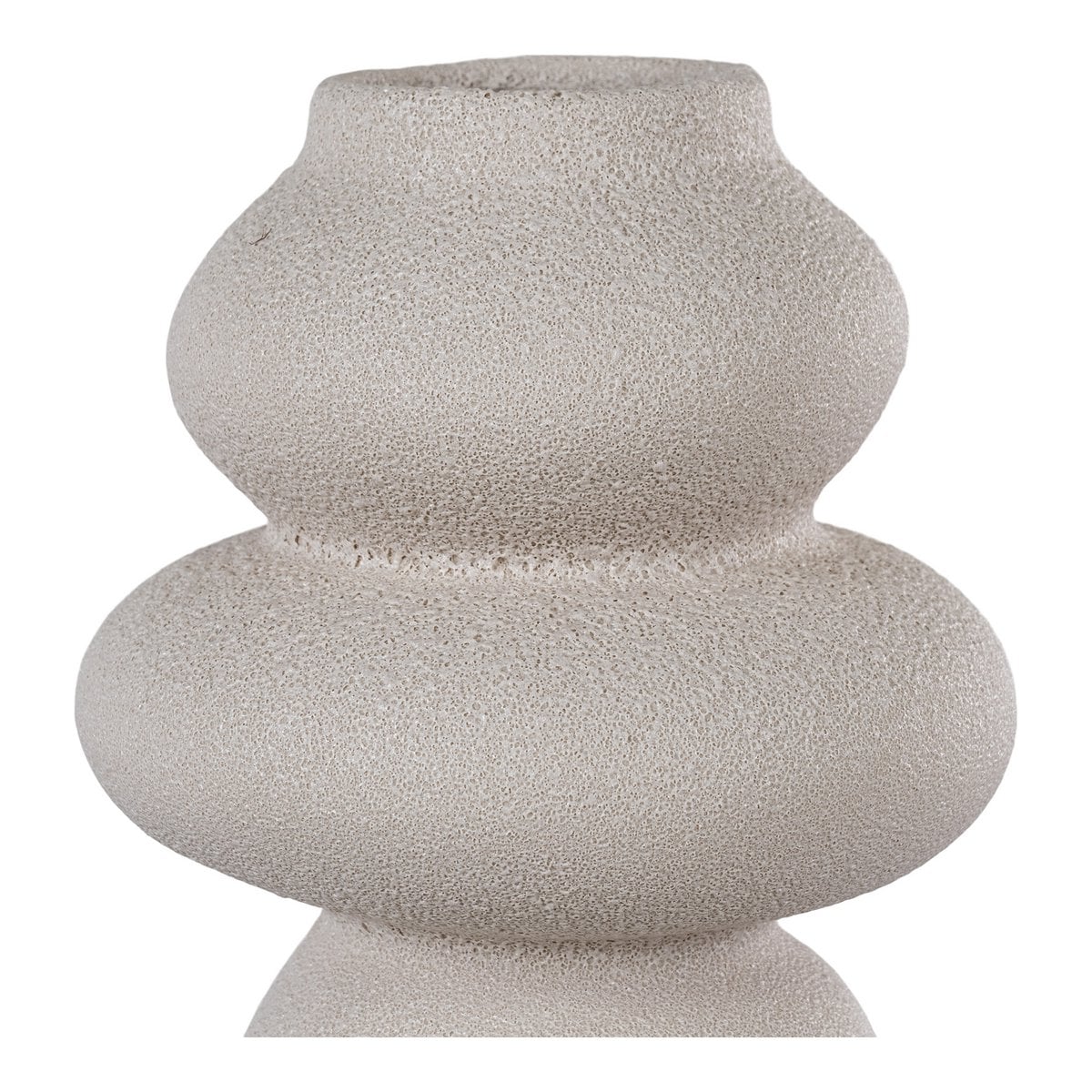 Vase sculptural beige en grès sur une table en bois