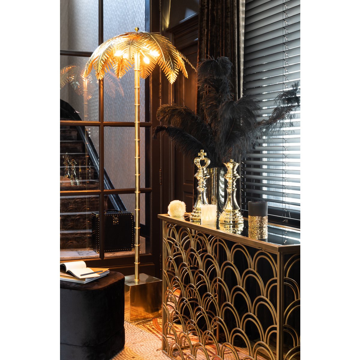 Vue latérale de la lampe sur pied J-Line en métal doré