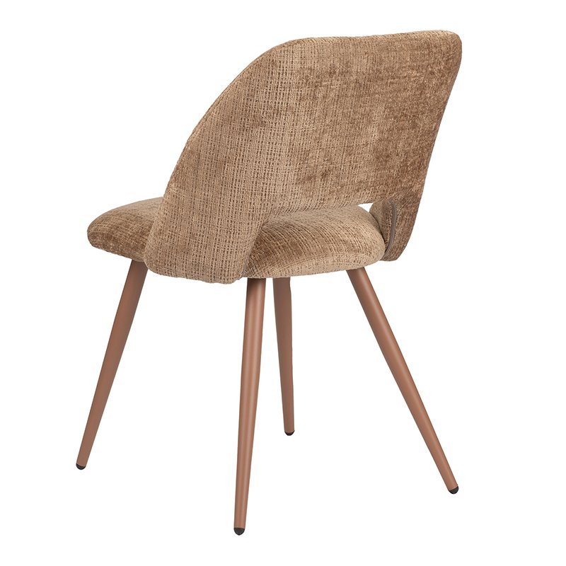Chaise d'arc caramel avec des couleurs assorties, ambiance moderne