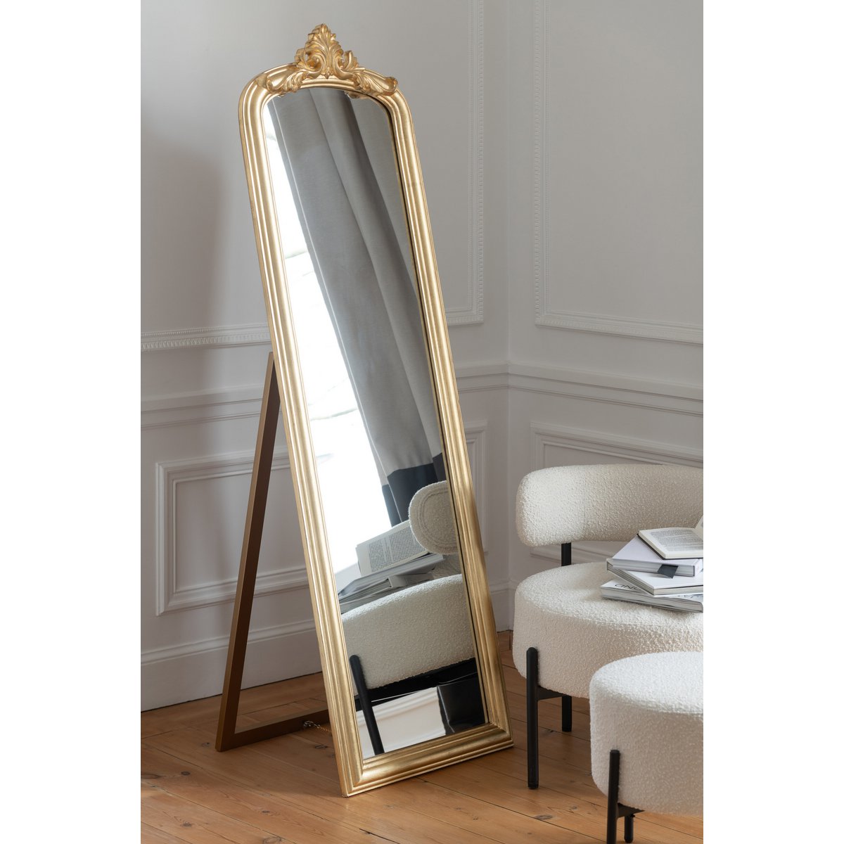 Miroir J-Line Emi sur un mur élégant