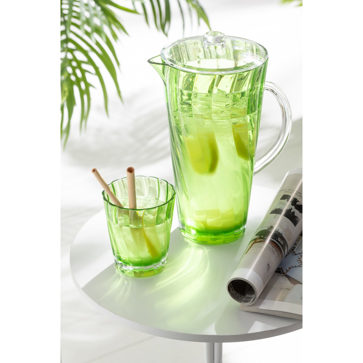 Vue latérale de la carafe J-Line Wave montrant sa forme élégante