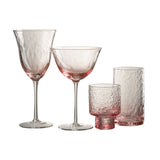 Verre à vin J-Line rose sur une table moderne, ambiance élégante