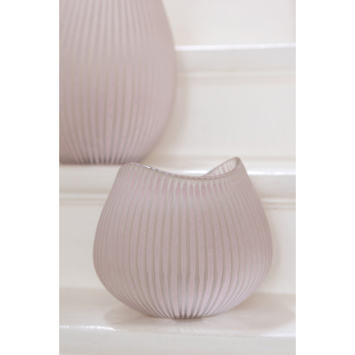 Vase J-Line Stripe avec des fleurs colorées