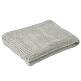 Ambiance chaleureuse avec la couverture J-Line sur un lit