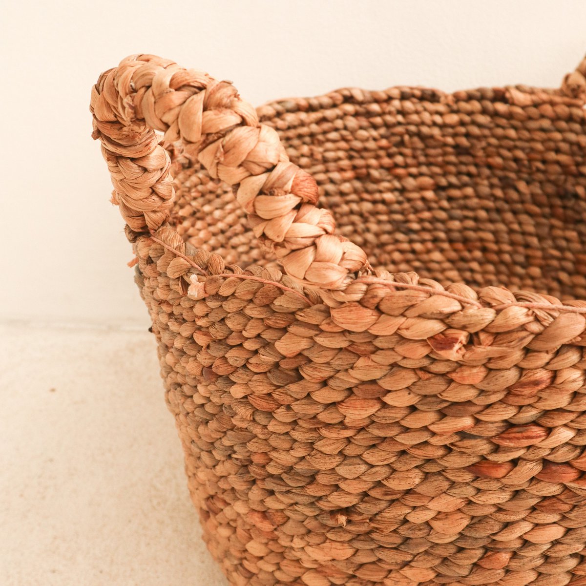 Détail des poignées du panier SAMU, design fonctionnel