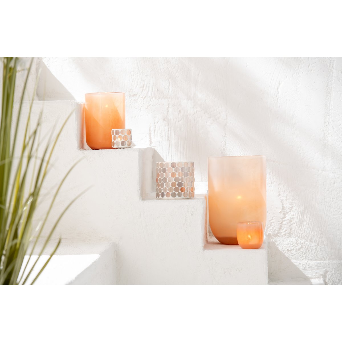 Vase Corrie sur une table, ajoutant une touche de couleur