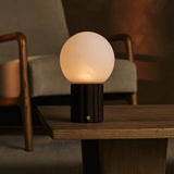 Lampe de table rechargeable en bois foncé marron