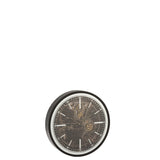 Horloge J-Line accrochée dans un salon moderne