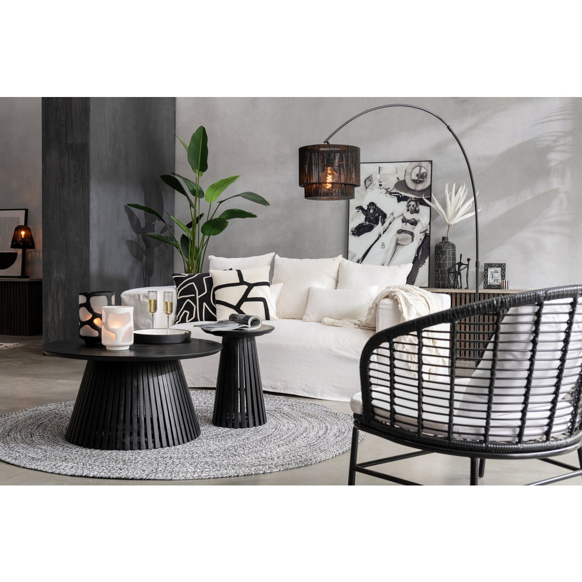 Table J-Line Vincent dans un intérieur moderne