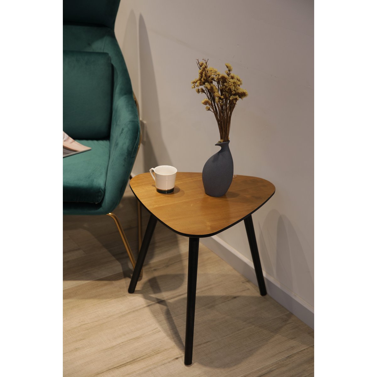 Vue rapprochée de la table d'appoint Moebilia en couleur verte