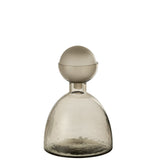 Vase Yara sur une table, ajoutant une touche décorative