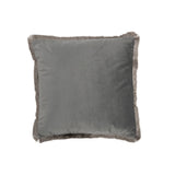Coussin J-Line Alpha Square gris sur canapé moderne