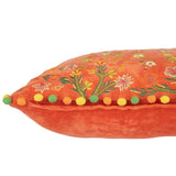 Coussin rectangulaire J-Line, détail des pompons et texture velours