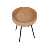 Table d'appoint en bois et métal, positionnée dans un salon moderne