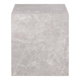 Table d'Appoint Prague, aspect marbre beige, mise en scène dans un salon moderne.
