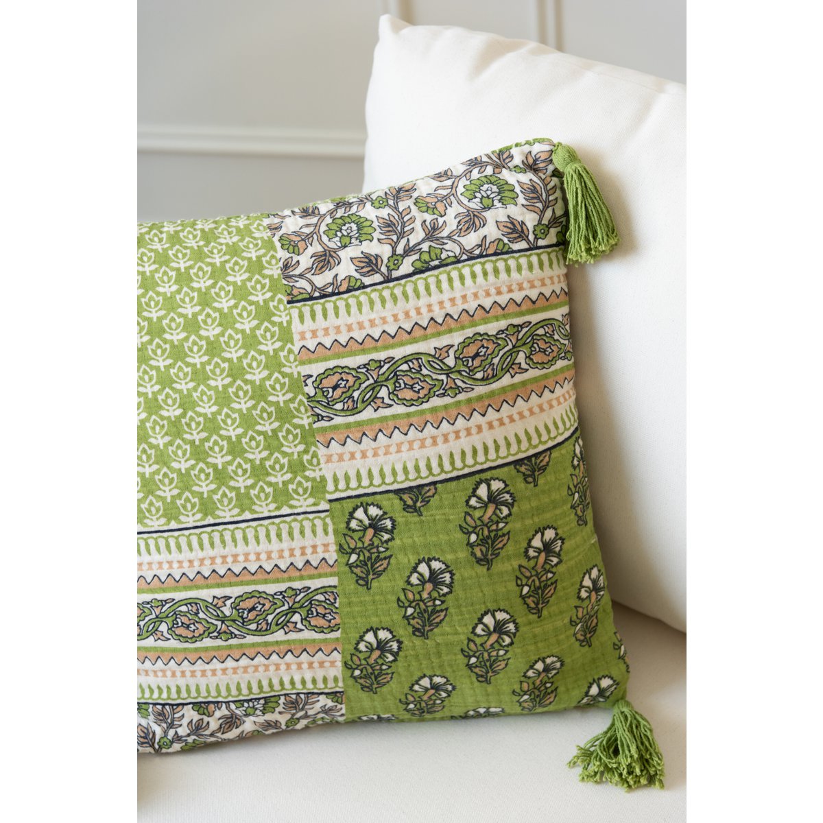 Détails en coton du coussin J-Line, mettant en avant la texture
