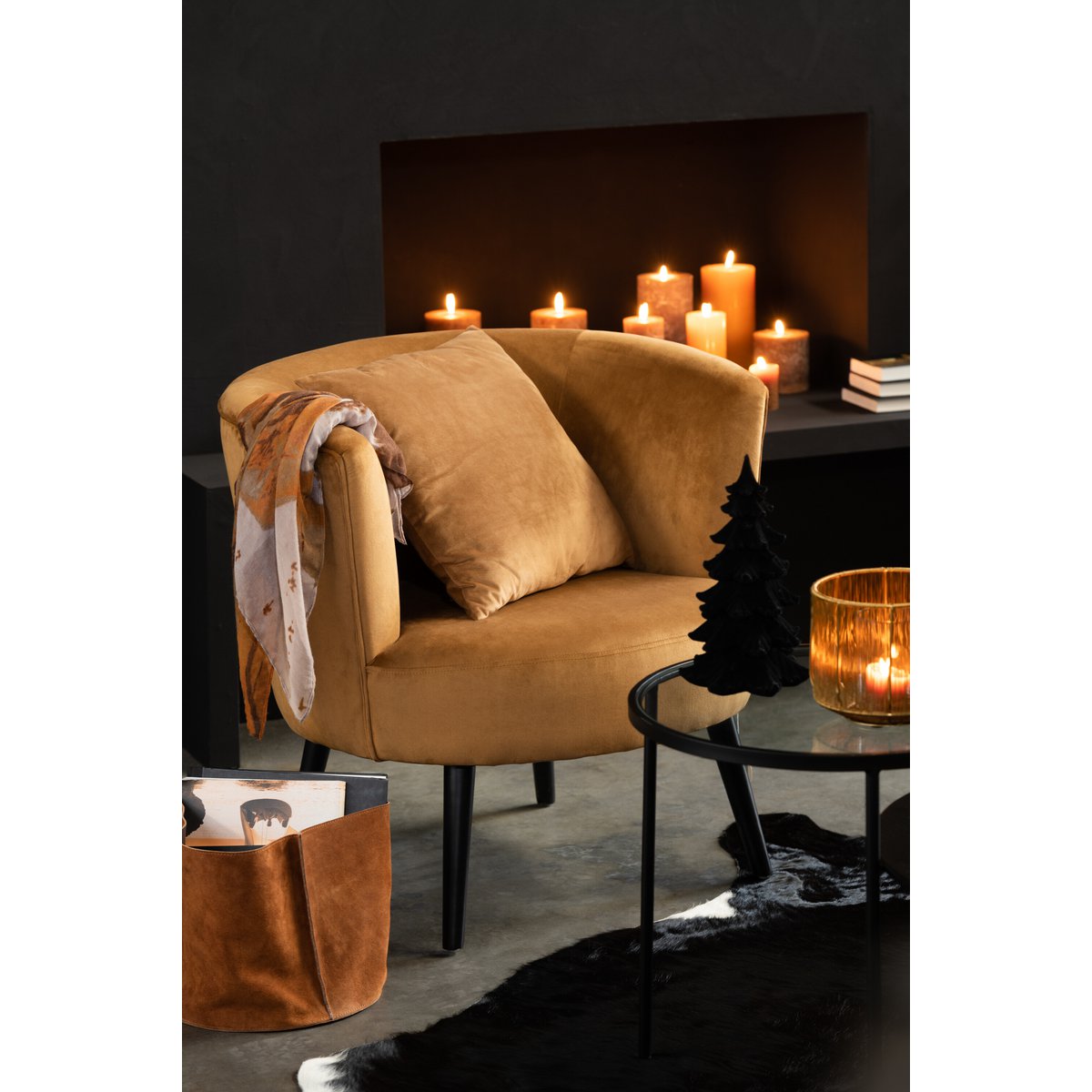 Panier de rangement J-Line rond en cuir cognac, détail du matériau.