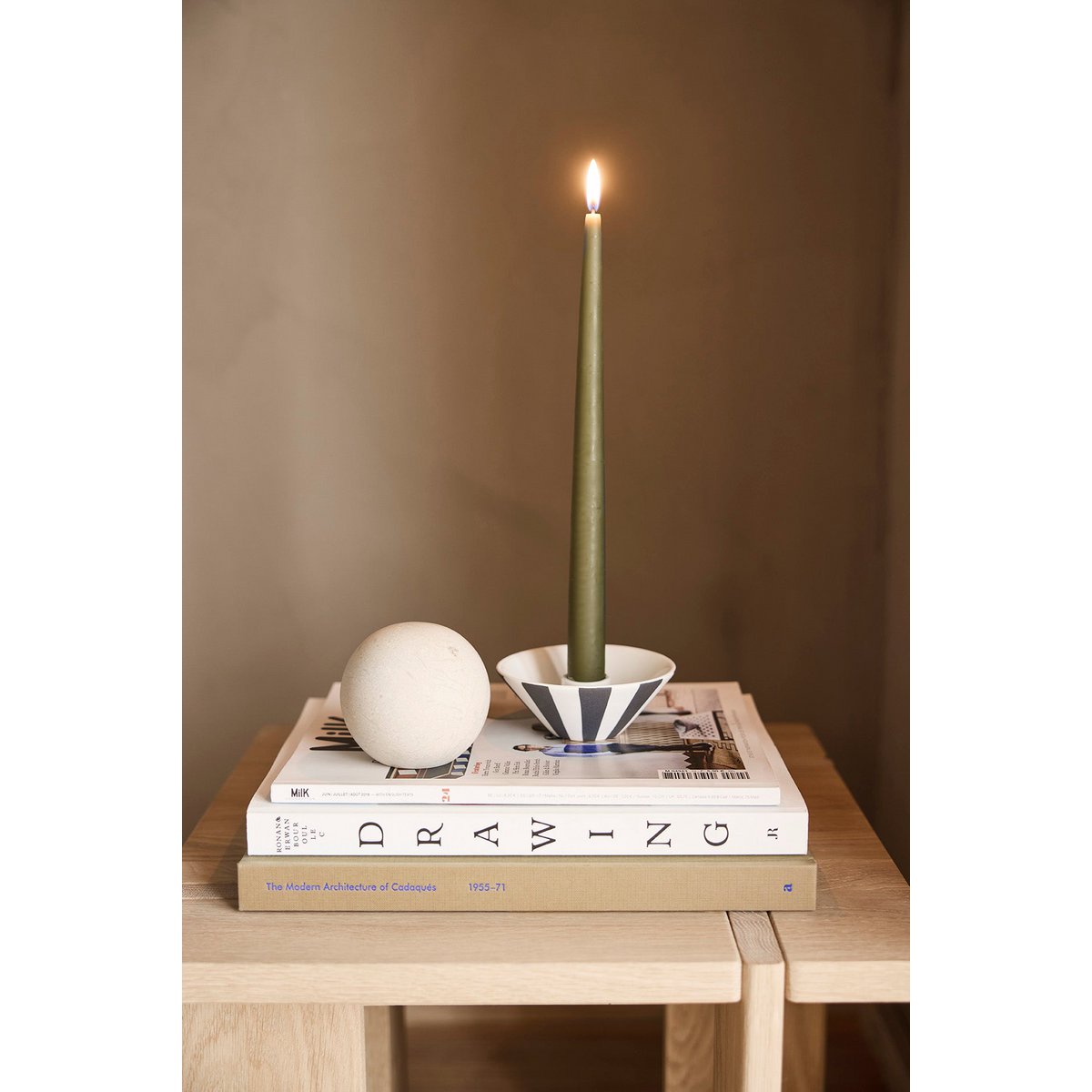 Table d'appoint OY dans un intérieur moderne