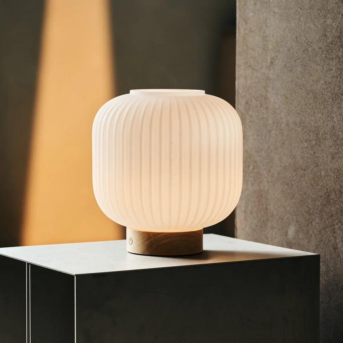 Lampe rechargeable Lyla marron clair vue de face