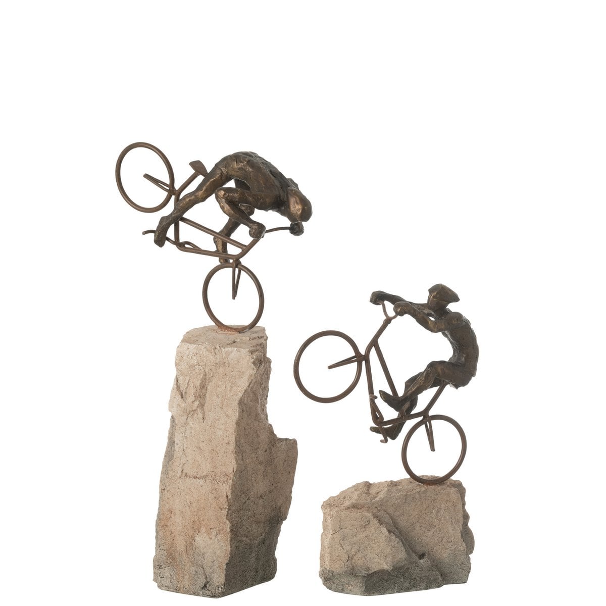Set de cyclistes sur une étagère moderne, ajoutant une touche décorative.