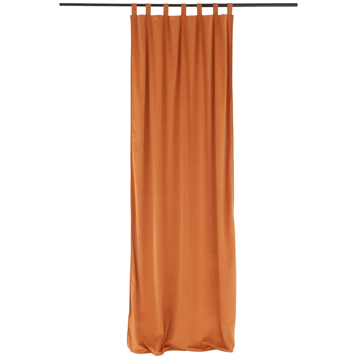 Rideau J-Line long en velours ocre, tombant élégamment devant une fenêtre