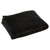 Couverture J-Line Snuggle drapée sur un canapé moderne