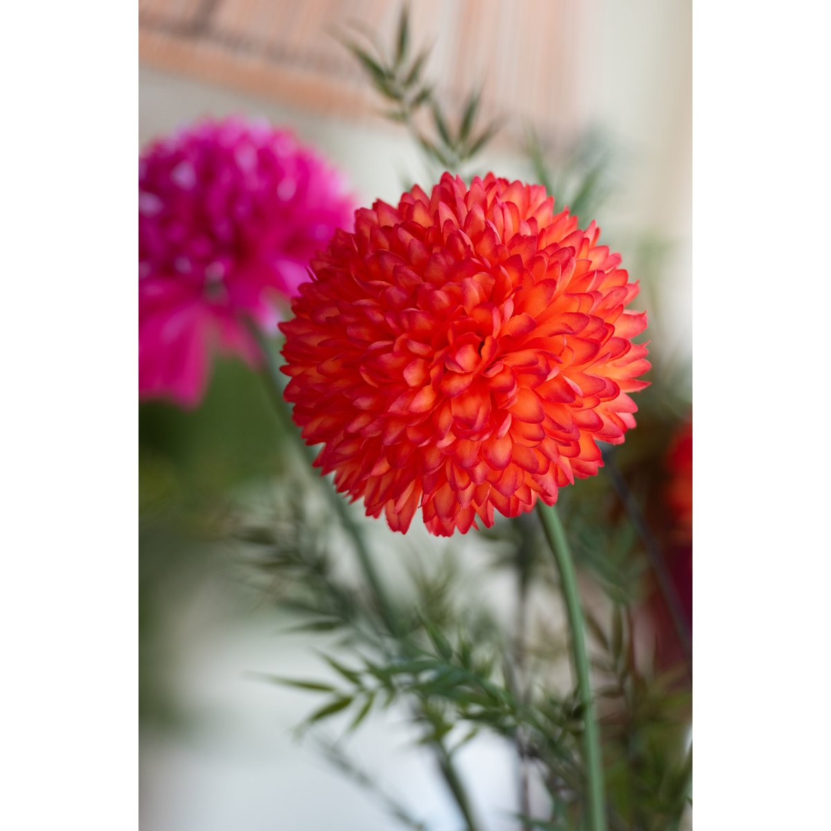 Détail du chrysanthème artificiel orange sur fond neutre