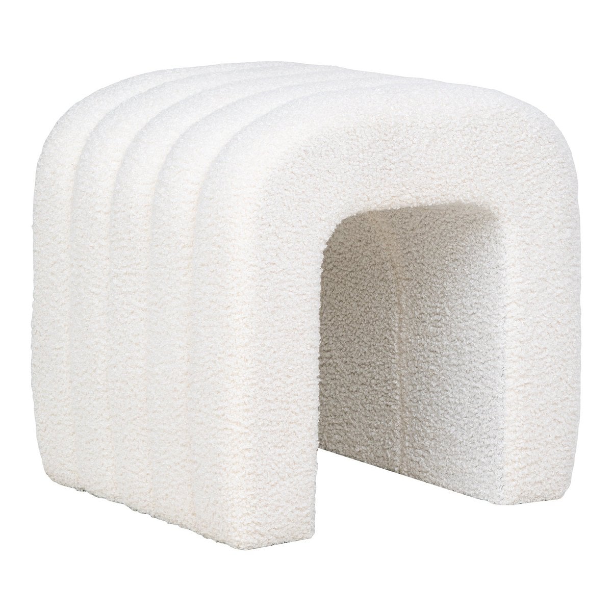 Pouf Colma blanc avec texture bouclée dans un salon moderne