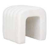 Pouf Colma blanc avec texture bouclée dans un salon moderne