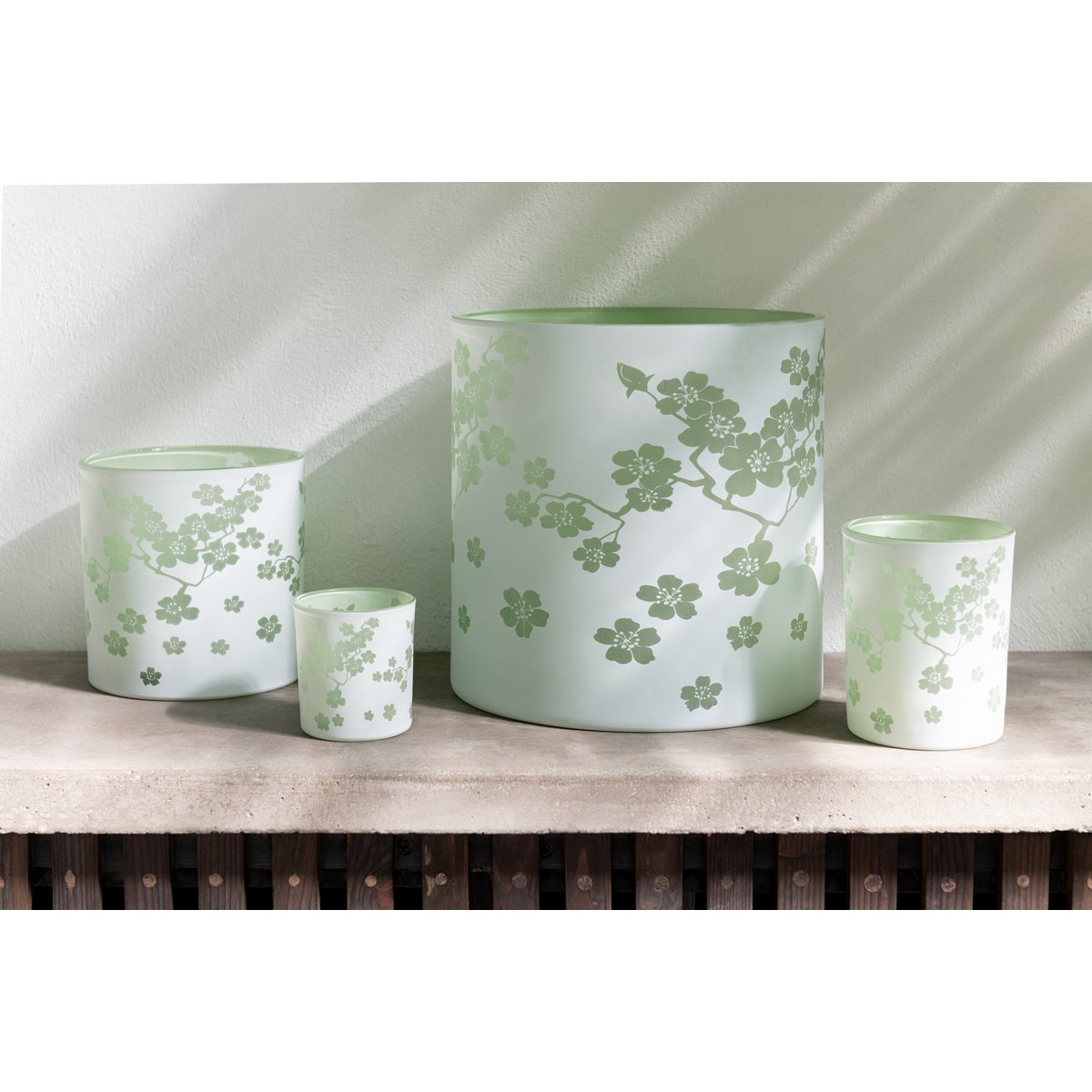 Lanterne J-Line Fleurs sur une table en bois